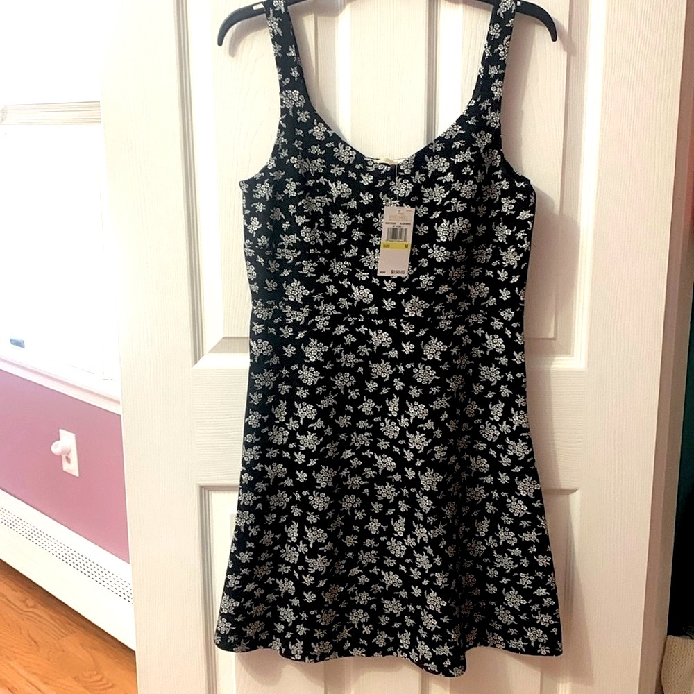 NWT Great black and white subtle floral pattern dress with side zipper